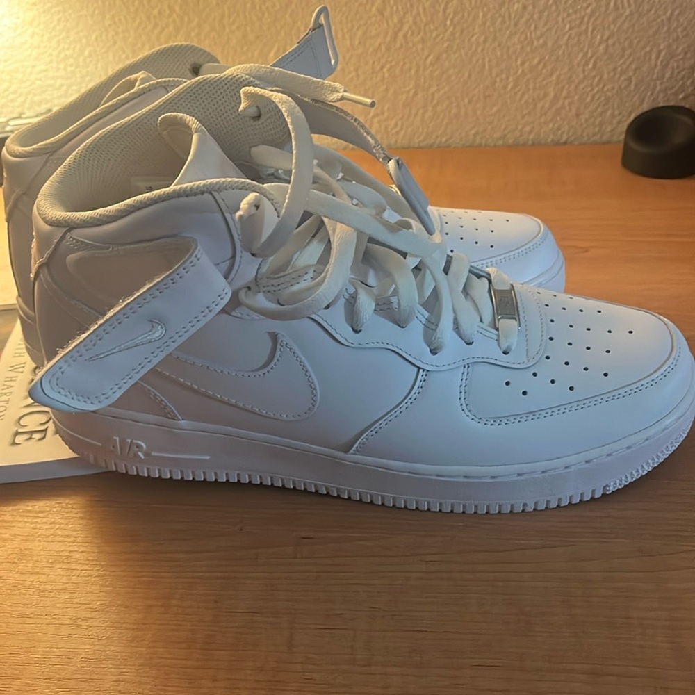 New Air Force 1’s mid